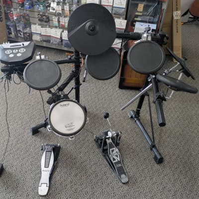 Roland V-Drum Electronic Drum Set with 5 pads, 2 cymbals, 2 Pedals, TD-6V Brain
