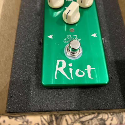 Suhr Riot Distortion Limited Edition Black with Black Knobs | Reverb