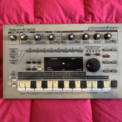 Roland MC-303 Groovebox 1990 - 1998 - Silver