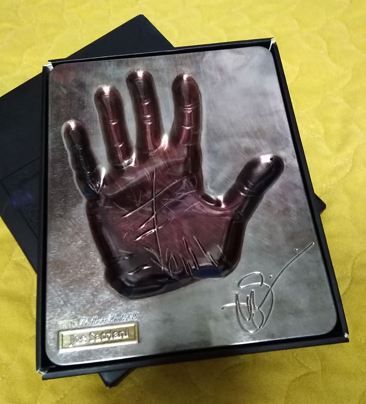手形 The Master Hands 2015 Young Guitar Steve Vai Handprint - Young Guitar “The Master Hands” | Reverb