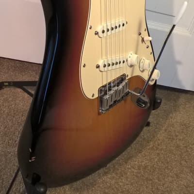 2004 Fender American Standard Stratocaster -- 3-Color Sunburst; Rosewood Fretboard image 4