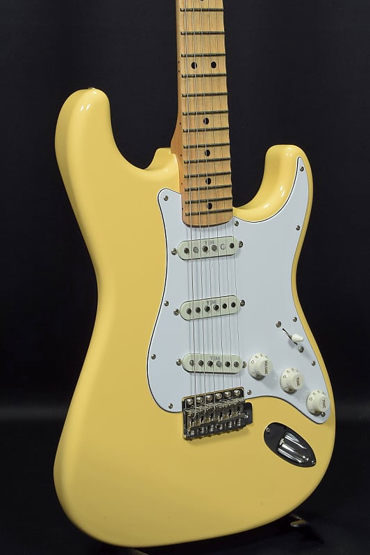 Fender Japan Exclusive Yngwie Malmsteen Stratocaster Yellow
