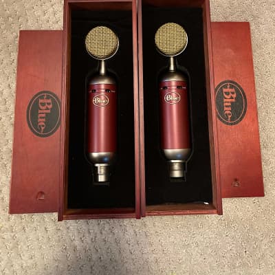 An excellent looking microphone in Techno blue and Formula red!