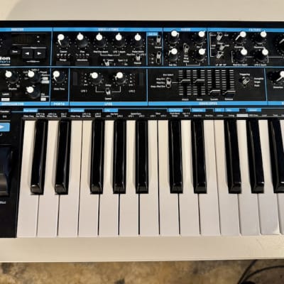 Novation Bass Station II 25-Key Monophonic Synthesizer 2013 - Present - Black