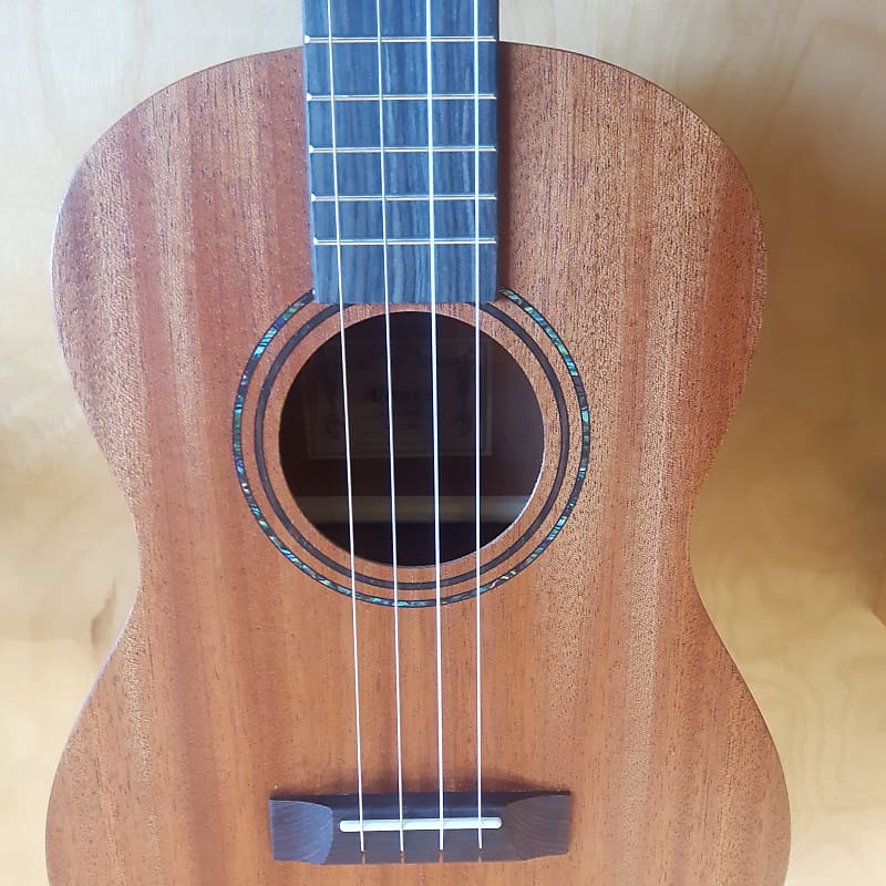 Alvarez ru22b baritone store ukulele