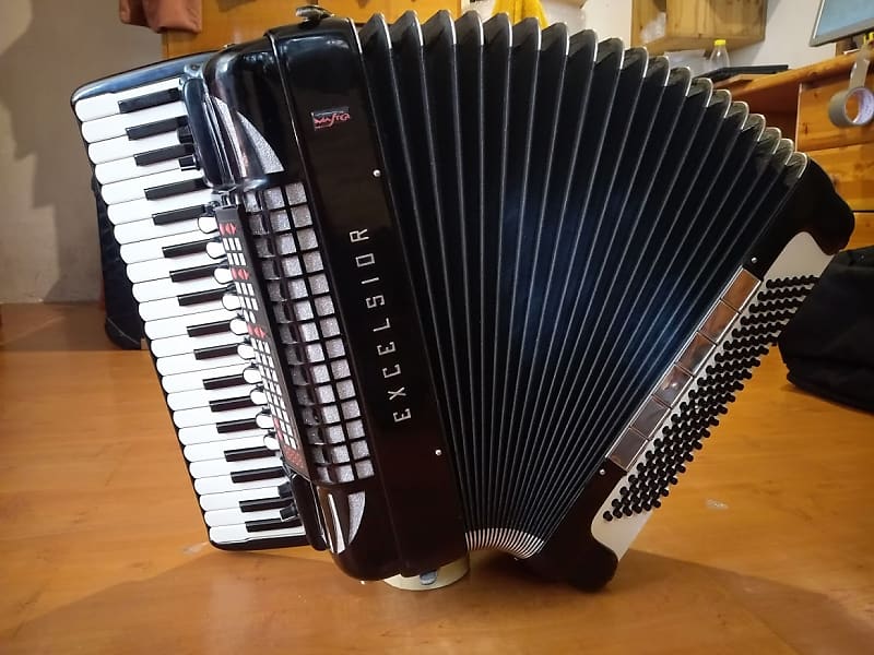 Excelsior 940 Professional (4/5 reeds, double tone chamber) accordion