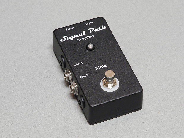Signal outlet splitter pedal