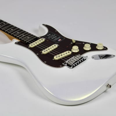 Fender American Ultra Stratocaster Rosewood Fingerboard Arctic Pearl 2022 w/OHSC (0118010781) image 6