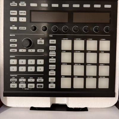 Native Instruments Maschine MKII Groove Production Studio