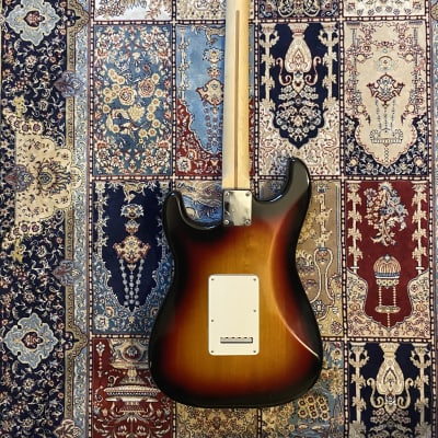 Fender Highway One Stratocaster with Maple Fretboard 2006 - 2011 - 3-Color Sunburst image 4