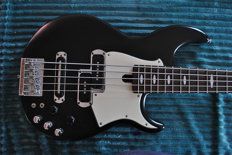 BB Series - Overview - Basses - Guitars, Basses & Amps