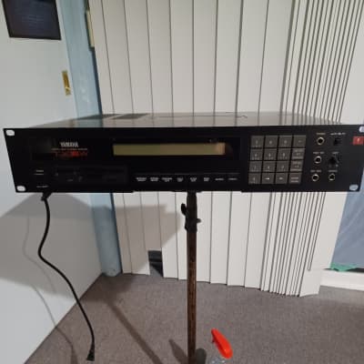 Yamaha TX16W Digital Wave Filtering Sampler 1980s - Black