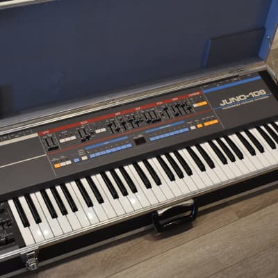 Roland Juno-106 61-Key Programmable Polyphonic Synthesizer with Hard Case