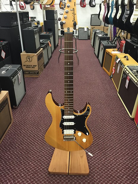 Yamaha PAC412V Natural