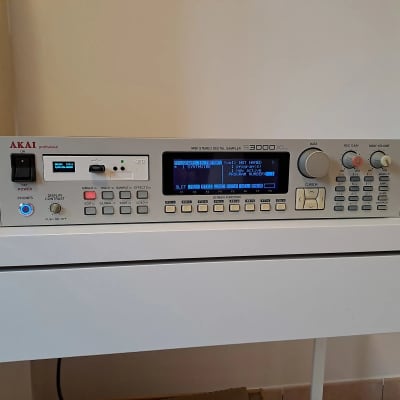 Akai S3000XL MIDI Stereo Digital Sampler