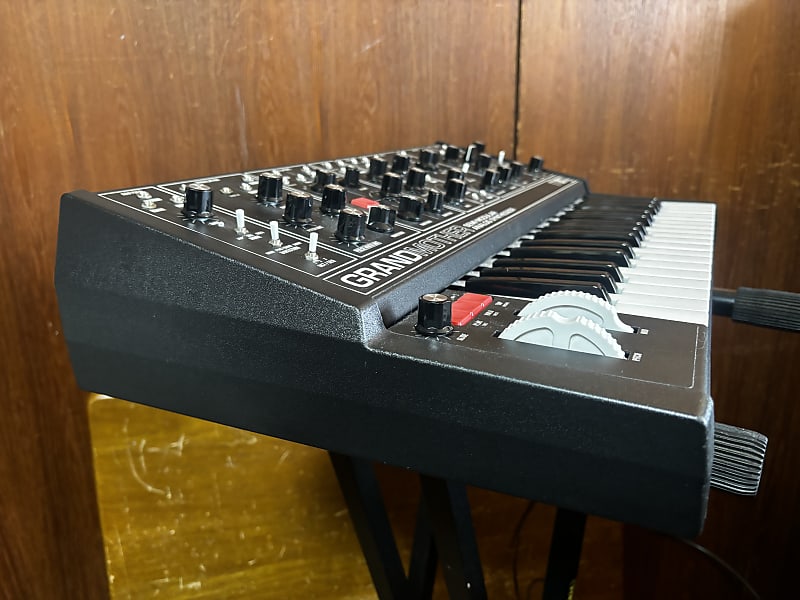Moog Grandmother Dark Semi-Modular Analog Keyboard Moog Grandmother Dark Semi-Modular Analog Keyboard