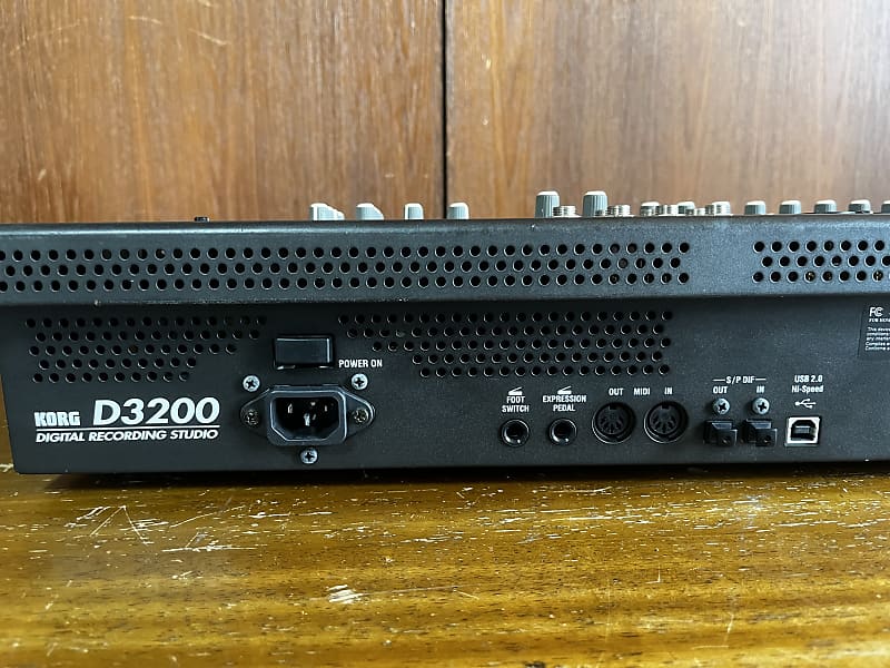 Korg D3200 32-Track Digital Recording Studio Desktop