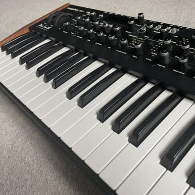 Dave Smith Instruments Mopho SE 42-Key Monophonic Synthesizer 2014 - 2016 - Black with Wood Sides