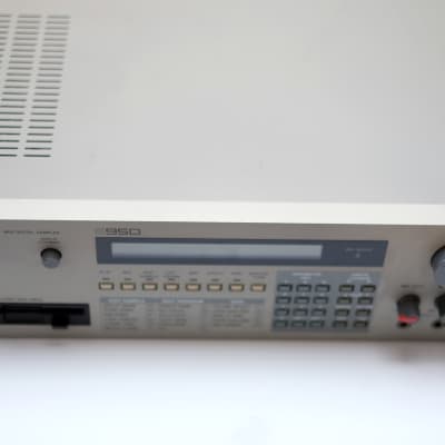 Akai S950 MIDI Digital Sampler 1988 - White