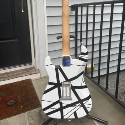 レリック加工のフランキーボディ！
エディ・ヴァン・ヘイレンスタイル ！ギター Van Halen I Replica Black & White Franky Guitar Frankenstrat