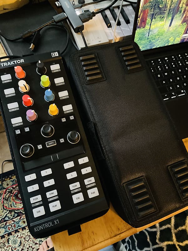 Native Instruments - Traktor Kontrol X1 MK2 HW 2013 - Black