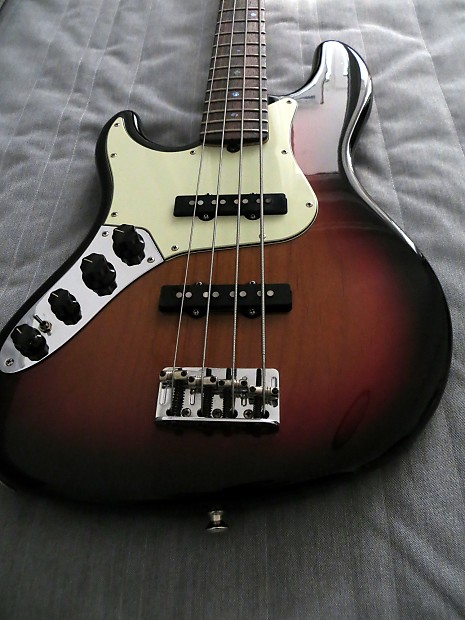Fender American Deluxe Jazz Bass (Left-Handed) 2007 3 Tone Sunburst
