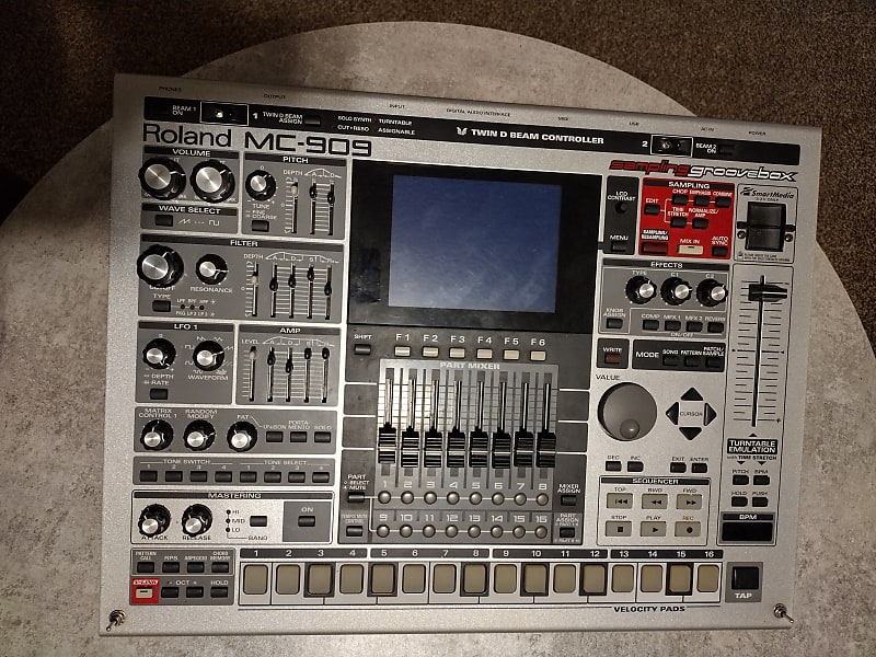 く日はお得 [美品・レア] Roland MC-909 Sampling Groovebox - 楽器・機材