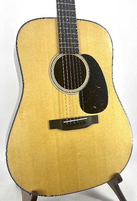 Martin D18 Acoustic Guitar - with Hardshell Case Ser