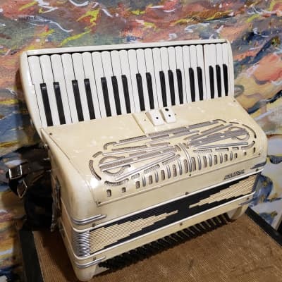 Vintage Universal Accordion Mod. 2420 120 Bass Keys w/ Hard Case (Used) "Made In Italy" SOLD AS IS image 4