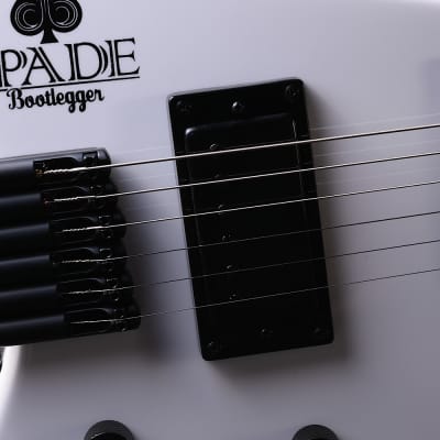 BootLegger Guitar Spade White  Gibson Scale 24.75 Headless Guitar With Case 2022 - White image 3