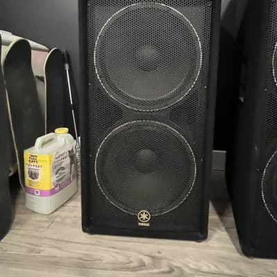Pair of Yamaha S215V Club Series 2-Way 15 Pair of Yamaha S215V Club Series 2-Way 15