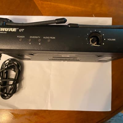 Shure  UT UHF Wireless Freq:Td 606.300 mhz used receiver, box and power supply image 4