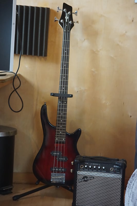 Gear4music Chicago bass Trans Red Burst PLUS amp (case included)