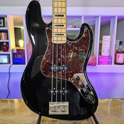 Sadowsky MIJ Metro UV-70: Ash body in Gloss Black, Maple