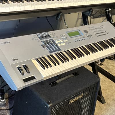 Yamaha Motif ES7 Workstation w/ Gig Bag