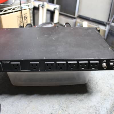 Furman PL-Plus C/ Power Conditioner w Lights and Meter LED image 6