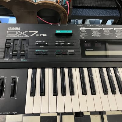 Yamaha DX7IIFD 16-Voice Synthesizer with Floppy Drive 1986 - 1989 - Black
