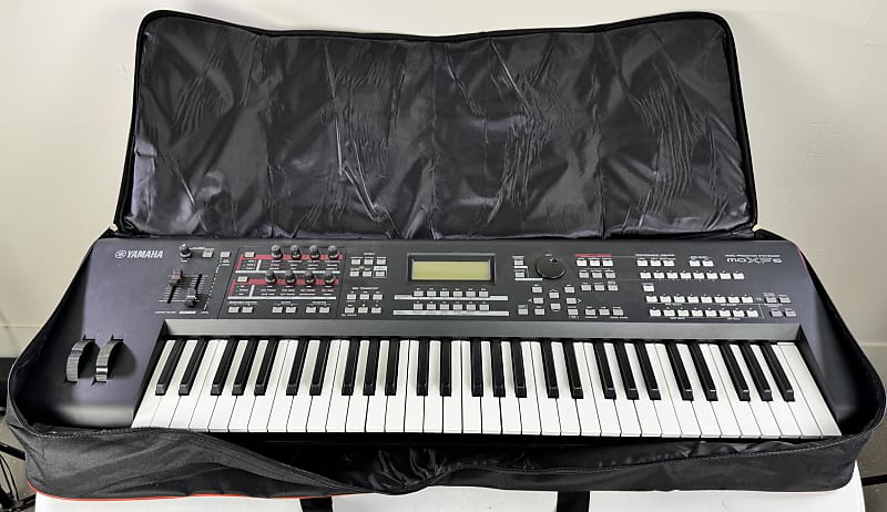 Yamaha MOXF6 61-key Synthesizer Workstation with Soft Case
