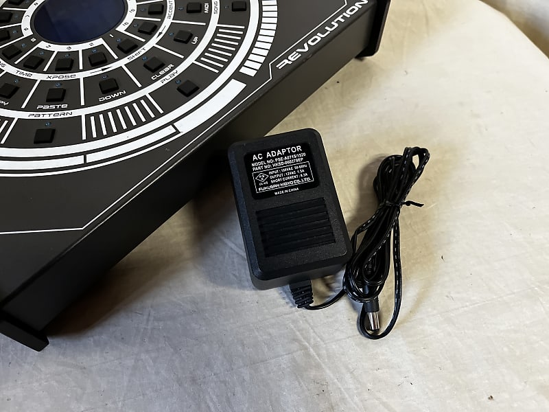 Future Retro Revolution R2 monophonic TB-style analog
