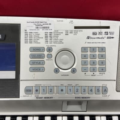 Yamaha DGX305 Digital Piano - Silver image 3