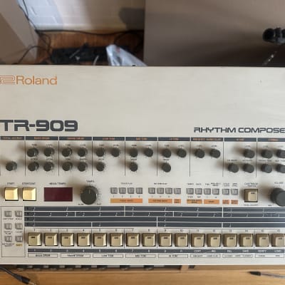 🥁 Roland TR-909 – The beating heart of techno & house 💥
