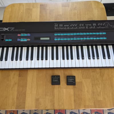 Yamaha DX7 w/ 2 ROM Cartridges