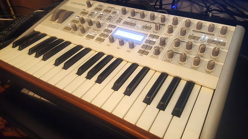 Access Virus TI2 Polar 37-Key Digital Synthesizer 2010s - Aged Polar White