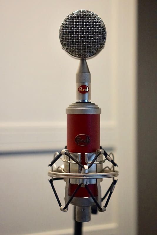 An excellent looking microphone in Techno blue and Formula red!