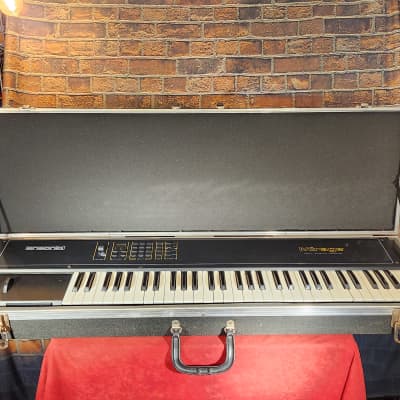 Ensoniq Mirage DSK-8 Digital Sampling Keyboard w/ HSC, 5 Sound Cards & Hard Case