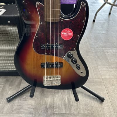 Squier Classic Vibe '60s Jazz Bass Fretless (3-Color Sunburst) image 2