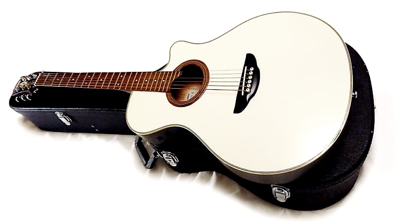 YAMAHA APX-6 Electro Acoustic Guitar with Hardcase - Vintage 1988 in Cream  White