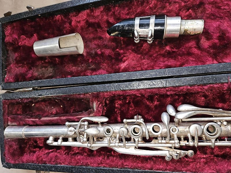 Elkhart Cavalier metal clarinet, USA, Silver-finish with