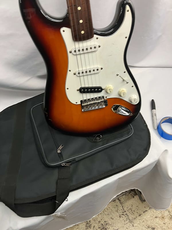 Fender MIM Fretless 3 Tone Sunburst Stratocaster Electric Guitar with gig bag