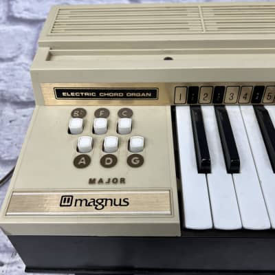 Magnus Model 7000 Chord Organ image 2